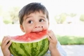 娱乐吃瓜君小孩吐奶,温馨家庭瞬间变焦点